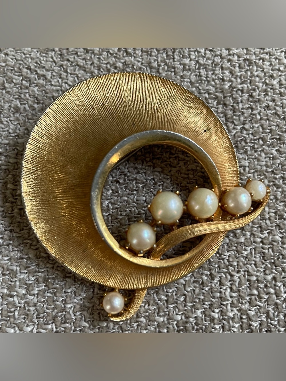 Vintage Lisner Textured Gold Tone Swirl Circle Graduated Faux Pearls Brooch Pin